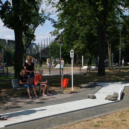 Bespielter Minigolfplatz