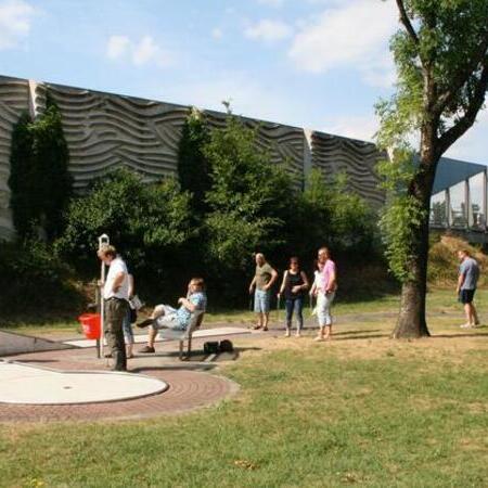 Bespielter Minigolfplatz